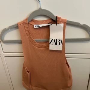Zara topp - Helt ny superfin, det bandet går runt midjan, aprikos färgad
