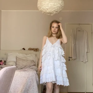 Studenklänning - Säljer en jättefin klänning från Caroline constas som är helt ny med prislapp. Säljer då jag köpte två studentklänningar. Klänningen kostar 6000kr ny. Klänningen är en xs men kan även passa en xxs och s. 