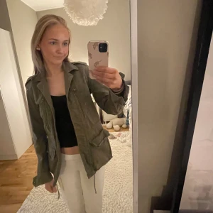 Grön jeans jacka  - En super snygg grön jacka från zara!💕💝💞💗 inga defekter skriv om du funderar på något!!