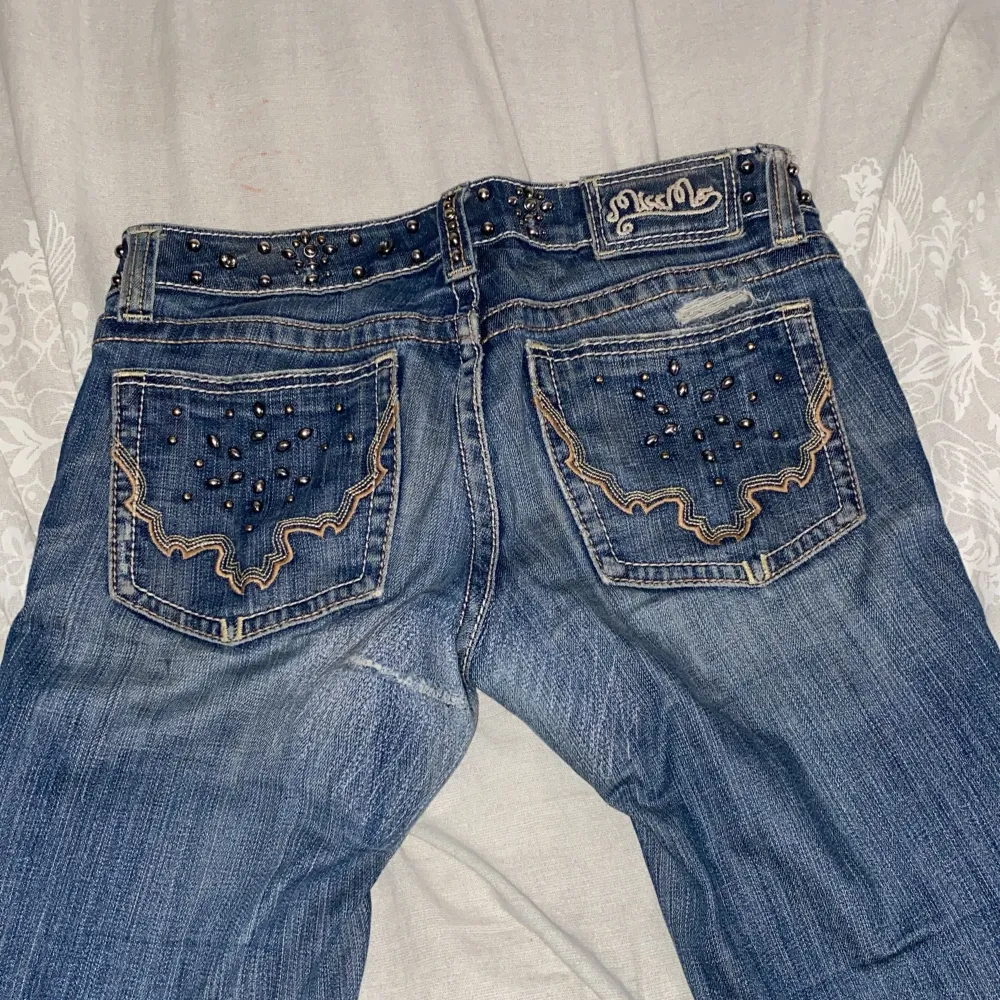 Tror att ni ser varför jag säljer dessa så billigt 😀 innerben 75 midja 36. Jeans & Byxor.