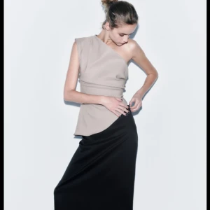 Topp från Zara - Snygg one shoulder topp från zara, fler bilder vid intresse💚