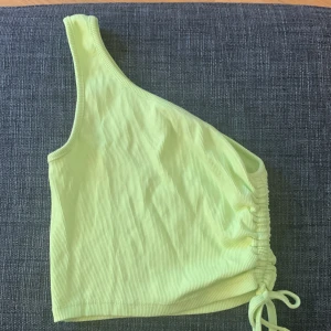 Ljusgrön topp! - En fin gullig ljusgrön topp som inte har kommit till användning. Nästan helt oanvänd och är i nyskick (utan defekter) och med en fin detalj💗💗