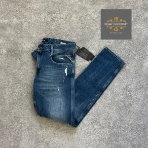 Säljer dessa Replay Anbass jeans som är helt nya med prislappar! De har aldrig använts, skick:10/10! De har en fet blå tvätt med sköna slitningar! På lappen står det 32/34 men sitter mer som 32/32. Hör av er vid frågor!👊