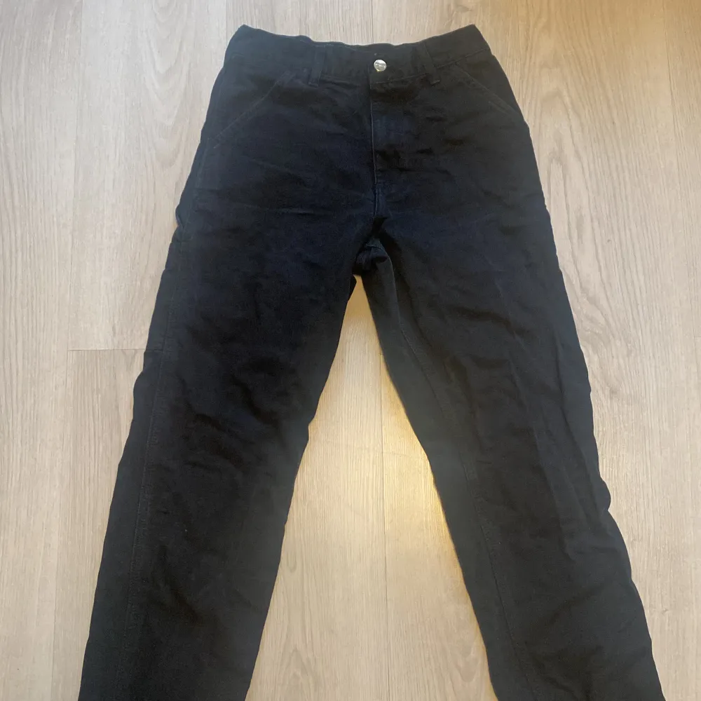 Carhartt cargo jeans i begagnat skick. Se slide 3 för defekt. Väldigt fräscha och stiliga. Pris är diskuterbart och mått kan frågas om . Jeans & Byxor.