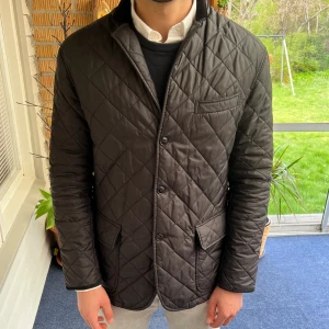 Ralph lauren jacka - En jättefin ralph lauren quiltad jacka, passar perfekt till våren och hösten. Den är i väldigt bra skick, köpt för ett tag sedan, men inga fel alls. Nypris kostar cirka 3500-4000 kr, säljer den p.g.a inköp av en annan liknande. Modellen är 180cm