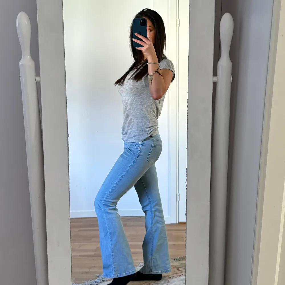 Lågmidjade bootcut ljusblåa jeans. Är i jätte fint skick inga tecken på användning. Innerbenslängd: 79cm Midja tvärs över: 37cm . Jeans & Byxor.