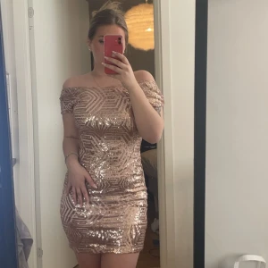 Klänning - Jätte fin paljett klänning från Dry Lake, aldrig använd endast testad 💕