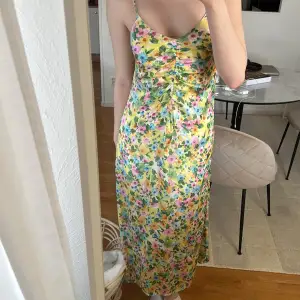 Jättefin blommig klänning från stradivarius. Köpte den av en annan tjej på plick, men säljer den då den inte riktigt var min stil. Fint skick!