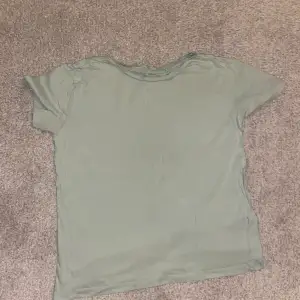 En vanlig grön tshirt 