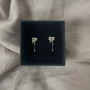 Marit earrings rostfria  - Örhängen i 304 Stainless steel💞 39kr per par, finns flera i lager ☺️ kolla gärna in mina andra annonser för fler liknande smycken och min instagram (ebnorth) där jag främst sköter försäljningen 💕💕