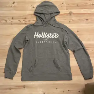 Grå hoodie från Hollister. Storlek S. Ganska liten i storlek. Säljer den på grund av att den inte längre passar mig.  Använd några gånger i fint skick  