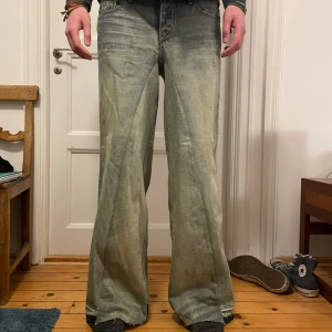 y2k flare/baggy jeans  - flare och baggy jeans i acid wash. Han på bilden är 2m lång. pris går att diskutera. Mått: längd 112cm höfter 54x2cm benvidd 32x2cm  
