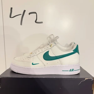 Nike air force 40’ year celebration  - Skitsnygga air force med premium skinn och en lite mer limiterad airforce som inte kommer tillverkas mer, den lanserades under deras 40 års jubileum. Nyskick, använd 1 gång.  Nypris kan gå mellan 1700-4000 med tanke på dens limiterade version.