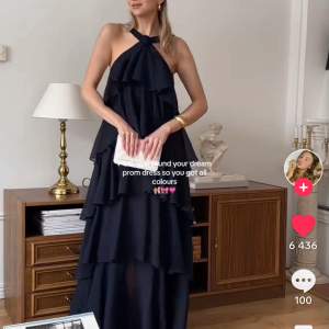 Intressekoll på den sjukt snygga och populära klänningen från vero modas kollektion med Felicia W. Helt slutsåld och kommer inte gå att få tag på från hemsidan mer❤️