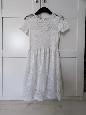 Spetsklänning - Vit spetsklänning i strl xs. 