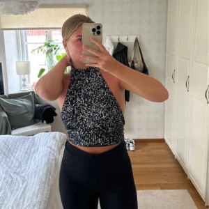 Glittrig topp - Fin glittrig topp från Gina Tricot! Använd men i bra skick!