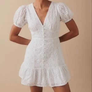 Studentklänning  - Ginas studentklännings kollektion 2024. Jättefin klänning med fina detaljer och är perfekt till studenten eller konfirmation eller liknande. Klänningen är slutsåld på hemsidan💕endast provad 