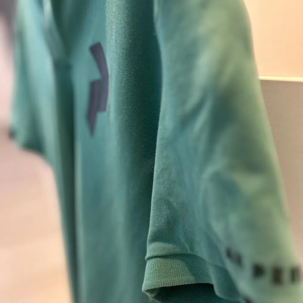 En grön superfin peak performance tröja som är helt oanvänd, tyvärr är inte prislappen på. Storlek S och säljs för 250kr. Skjortor.