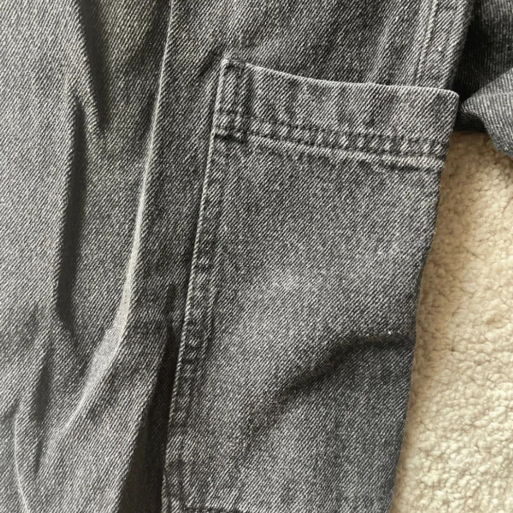 Grå/ svarta jeans ifrån H&M med snygga detaljer. Använd fåtalet gånger.. Jeans & Byxor.