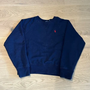 Ralph Lauren sweatshirt - Hej, säljer nu denna snygga Ralph Lauren tröjan i storlek S. Den är använd men är i väldigt bra skick. Hör av dig om du är intresserad eller vill ha fler bilder :).