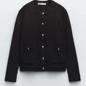 Zara kofta - Stickad kofta med guldknappar från zara (slutsåld) jättefint skick, använd 2-3ggr 