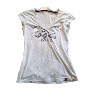 Esprit vintage - 🩷Markerad som såld för tillfället 🩷En vintage topp ifrån Esprit som är urringad, använd några gånger men i bra skick ❣️ Det finns småå & svaga fläckar på den men inget som man lägger märke till 🫶🏼 Storlek M men den är mer som S 