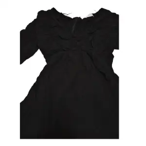 En svart jumpsuit med vida ärmar ❣️ Storlek 36 (S) köpt från second hand, använd 1 gång.