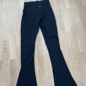 Lululemon  - Utsvängda byxor från Lululemon i st 6 (EU 38). Knappt använda. Ordinarie pris 1350kr. Säljer för 899kr, skriv vid frågor🩷
