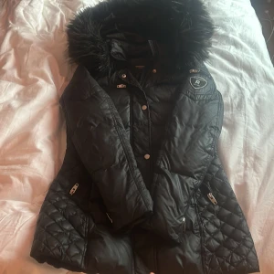 Rockanblue  - Jacka köpt här på Plick. Passa ingen ingen i familjen. Då måste sälja den vidare.  Den är i bra skick. 