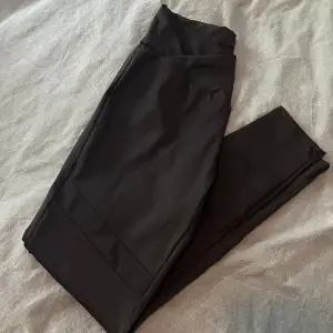Omlott tights med snygga detaljer S/M Helt nya, säljes pga fel strl 