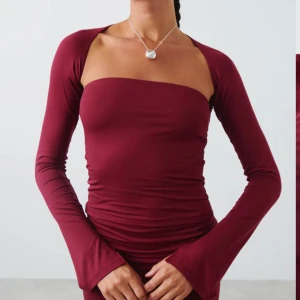 Topp  - Säljer denna fina topp igen Gina tricot då den tyvärr inte kommer till användning. Den är endast använd en gång och därav mycket bra skick. 💕