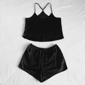 Gulligt svart pyjamasset bestående av linne och shorts! 🖤🕸️Passar storlek M (shortsen passar midja från 60-100CM) 📏Helt oanvänt! ✨Köp nu 💌