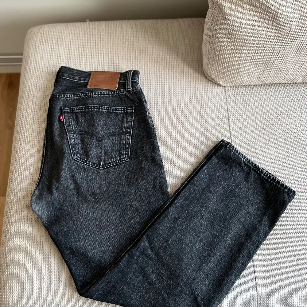 Storlek 32 i midjan och 30 i längd.  Bra skick. Mörk grå färg  501 modell. Jeans & Byxor.