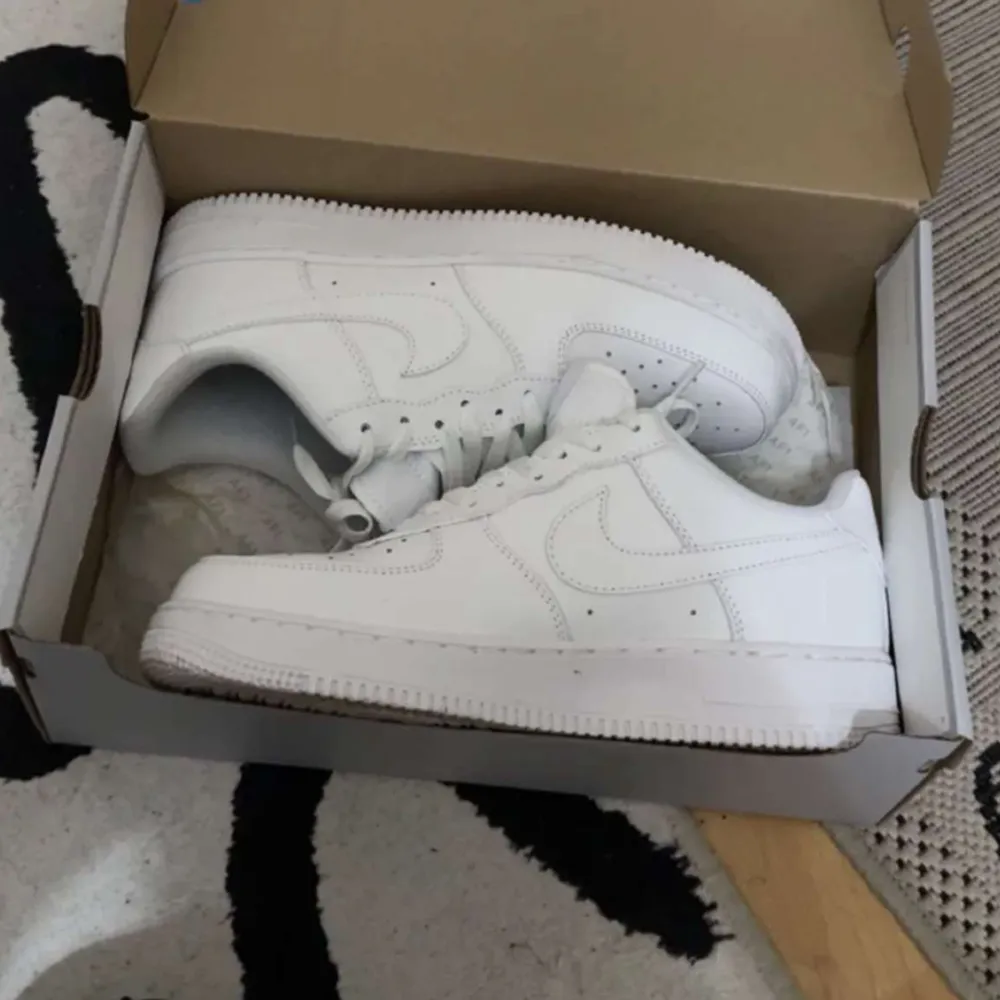 Vita Nike Air force 1 low, helt fläckfria och nya. Säljs pga att de är lite för små. Nypris 1 449kr. Skor.