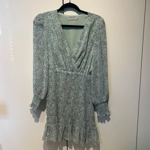 Klänning  - Jättefin klänning, passar perfekt till sommaren! Köpt på Two angels i Göteborg.  Storlek S  Köpare står för frakt  