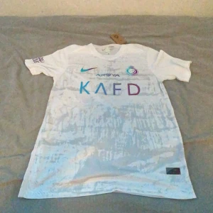 Fotbolls jersey  - Helt ny fotbollströja och är oanvänd. Säljer den för att den blev för stor för mig