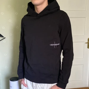 Calvin Klein Hoodie - Svart CK hoodie, näst intill oanvänd. Barnstorlek men passar som XS. Frakt tillkommer 🙌