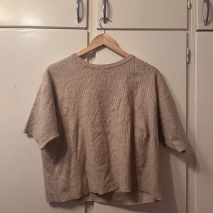 Beige stickad T-shirt/Tröja - Använd få tal gånger, inte längre min kopp te längre. 