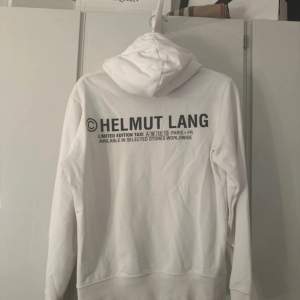 Säljer min vita Helmut Lang hoodie från ”taxi-collection” i strl S. Unisex! Pris går att diskuteras Använd fåtal gånger
