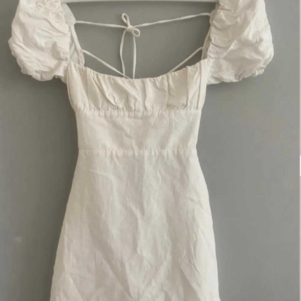 Så fin klänning från zara, perfekt till sommaren 🌸Klänningen har puffärmar och är öppen i ryggen som man knyter med band. Klänningen är i S men skulle säga att den passar XS. Den första och sista bilden är lånade🥰. Klänningar.