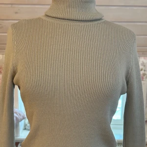Grå/grön turtleneck - Super cool turtleneck som aldrig är använden då jag han byta stil innan jag fick den :) för frågor eller bilder kontakta mig :) skulle nog passa M och S