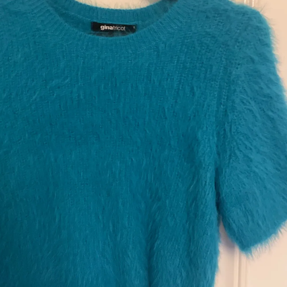Blå fluffig tröja från Gina Tricot!  Super mysigt material! Säljs då den inte används. Inga tecken på användning💘. Toppar.