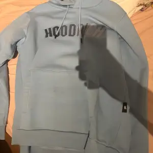 Säljer denna extremt fina hoodrich hoodie i färgen baby blå plagget har några små fläckar som går bort i tvätten och är i super fint skick Snabb affär prioriteras 