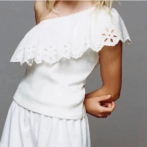 Zara topp  - Säljer denna topp från zara jätte fin till sommaren🩷 skriv för mer bilder eller vill köpa🩷storlek 152 köpt på barnavdelningen men passar vuxen stolekar 