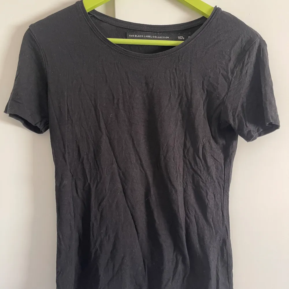 Svart basic T-shirt 🩷🌸 (Tips! Köp med bundle för att spara på den frakten🔥! In och fynda fler plagg i flödet👑😉). T-shirts.