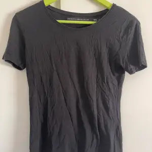 Svart basic T-shirt 🩷🌸 (Tips! Köp med bundle för att spara på den frakten🔥! In och fynda fler plagg i flödet👑😉)