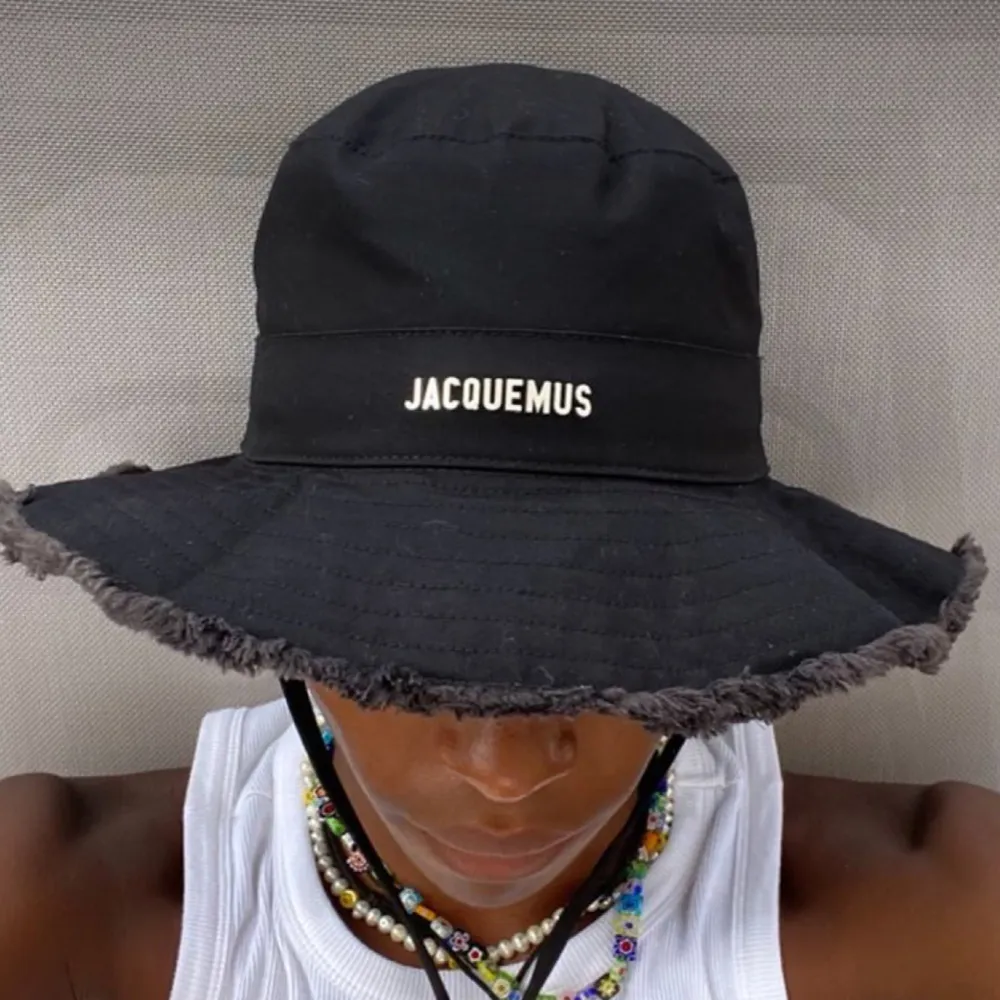 Bucket hat från Jacquemus, underbar till sommaren om man vill bära något som ser modernt och snyggt ut😍🎉 Unisex modell!. Accessoarer.