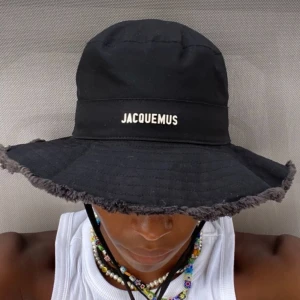 Jacquemus buckethat - Bucket hat från Jacquemus, underbar till sommaren om man vill bära något som ser modernt och snyggt ut😍🎉 Unisex modell!