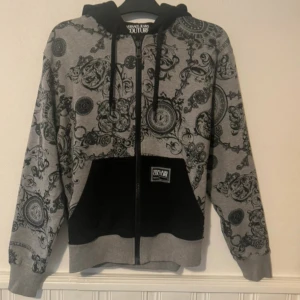 Versace hoodie - En fin tröja perfekt för sommaren. Har inga hål eller fläckar!                       Nypris 4400!
