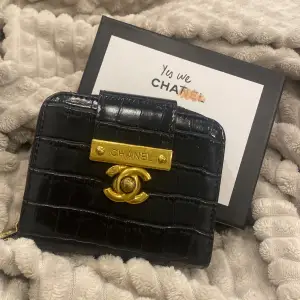 Fin Chanel plånbok. Lite skavd på det guldiga annars jätte fin. 
